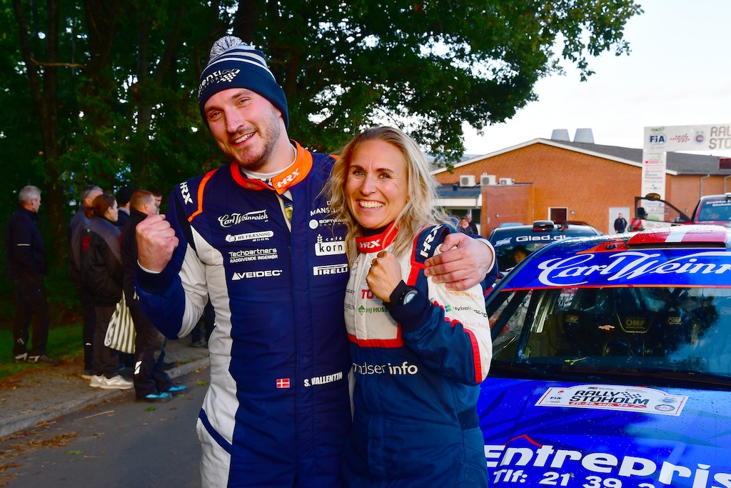Simon Vallentin og Line Lykke Jensen både som totalvindere i DSR-slutrunden og som vindere af Nordic Rally Championship.
(Foto: Morten Dam - autoMOTIV/specialpress)